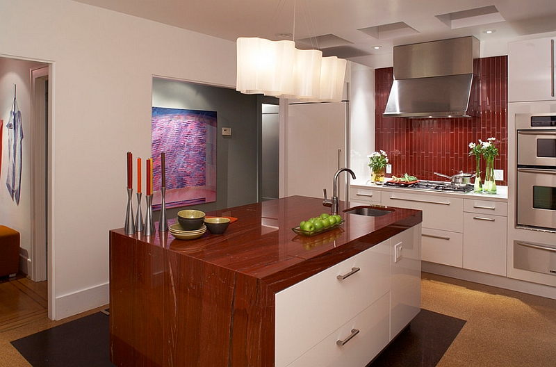 A-backsplash-that-works-well-with-the-color-scheme-of-the-kitchen