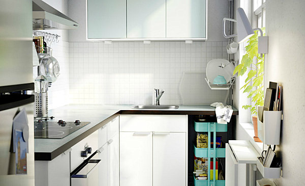 Crisp-white-Scandinavian-kitchen-with-colorful-accents