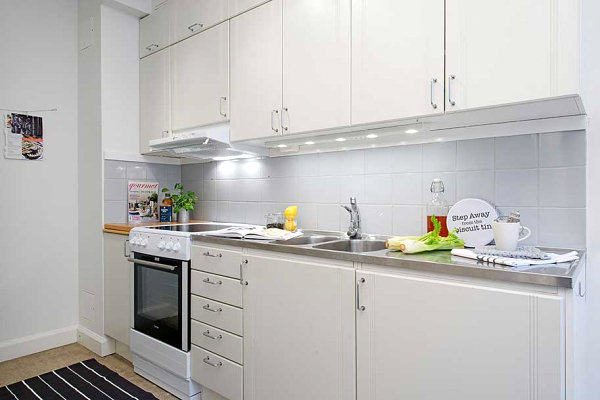 White-kitchen-with-stainless-steel-countertops
