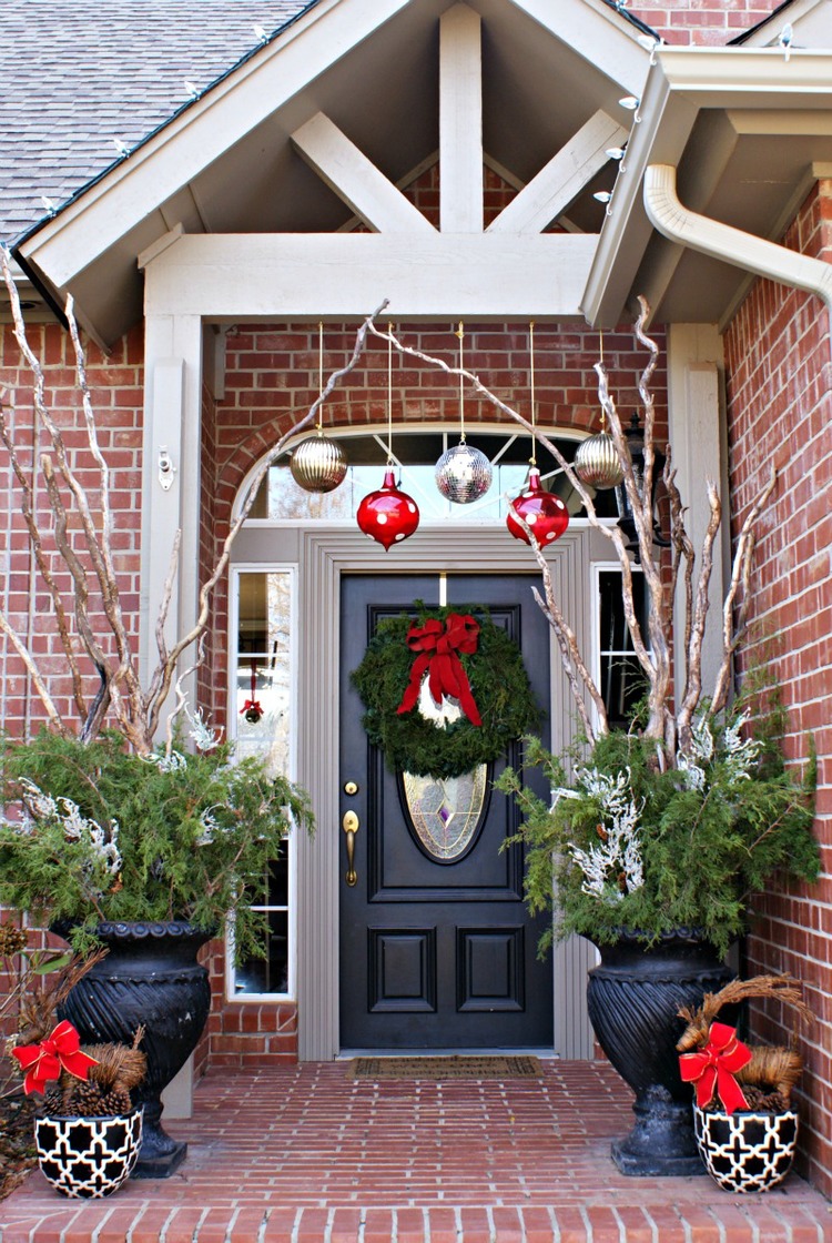 Christmas-Porch-Decorating_37