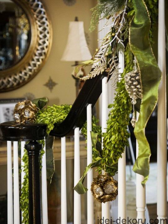 A Whole Bunch Of Christmas Staircase Decorating Ideas