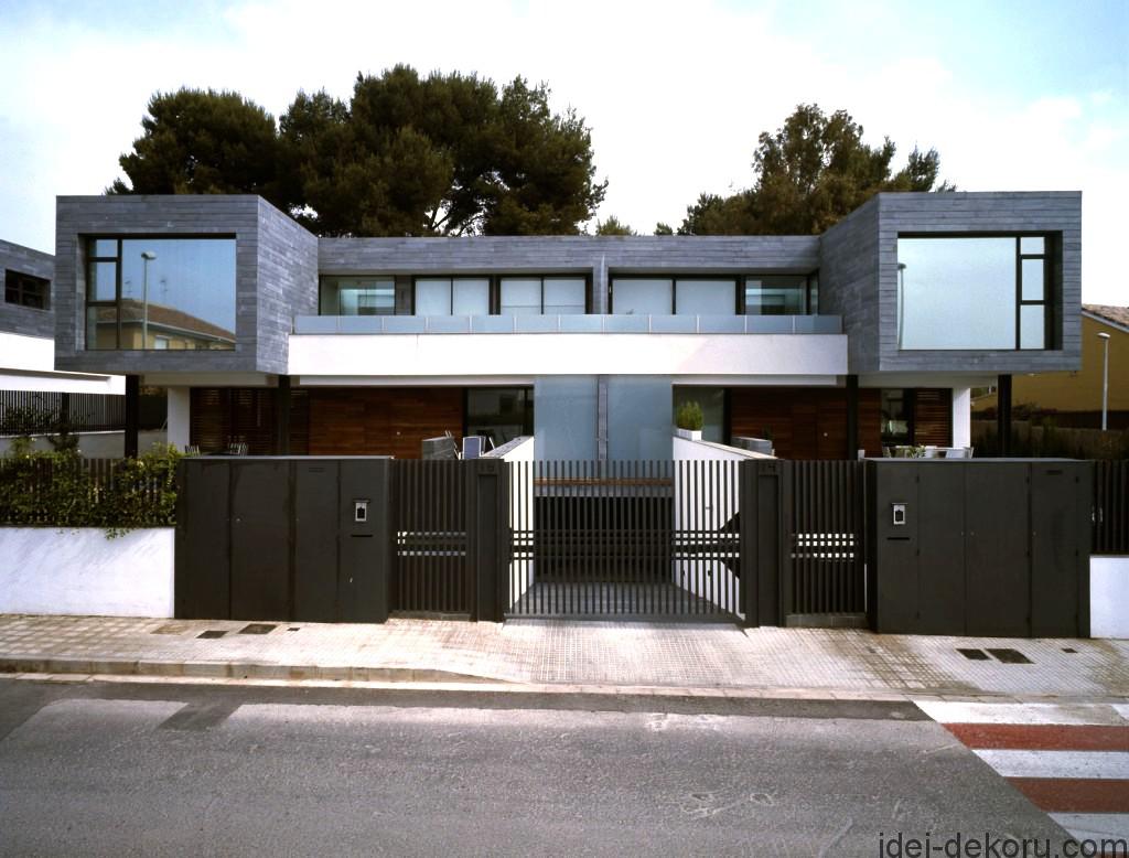 wonderful-metal-fences-design-for-houses-in-modern-design-with-simple-wooden-wall-and-wide-glass-windows-in-the-roadside
