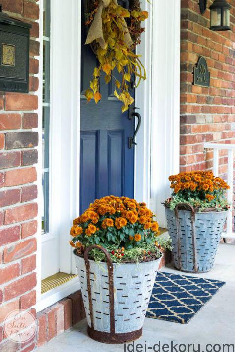 2-front-porch-fall-decor-olive-bucket-mums