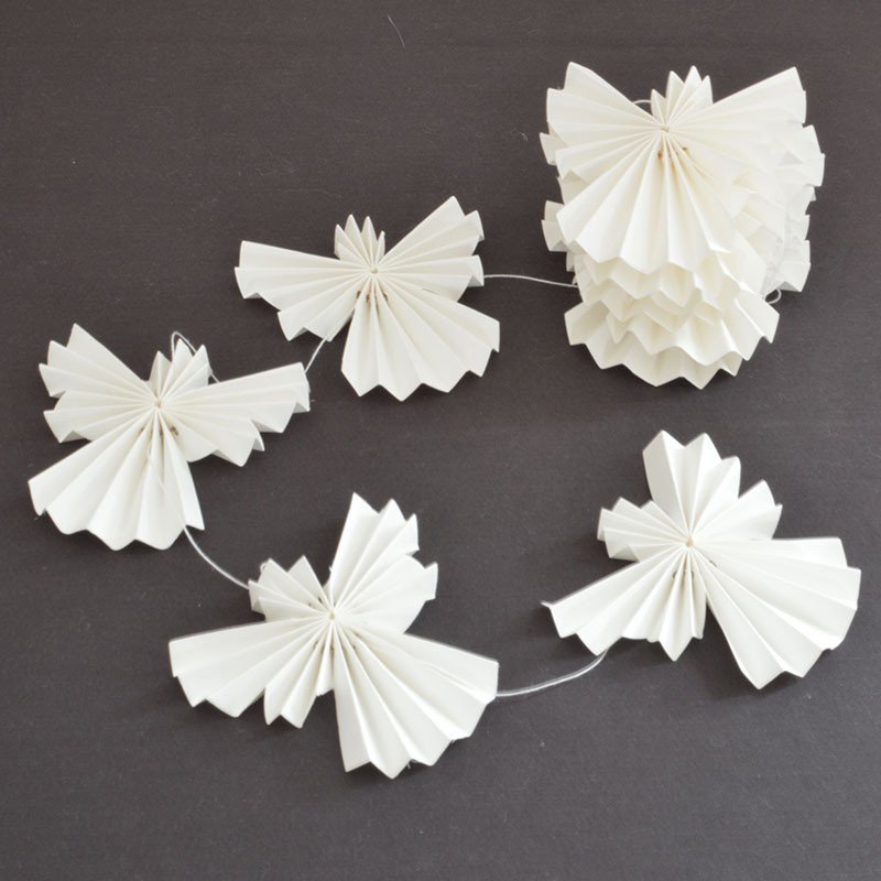 white_paper_angels_on_string_garland_christmas_xmas_decorations_decs_oates_co_1024x1024-%d0%ba%d0%be%d0%bf%d0%b8%d1%8f