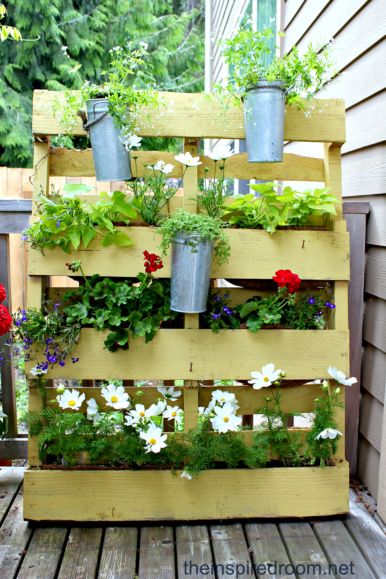 09-take-pallet-gardening-vertical-with-this-simple-design-vertical-gardens-homebnc