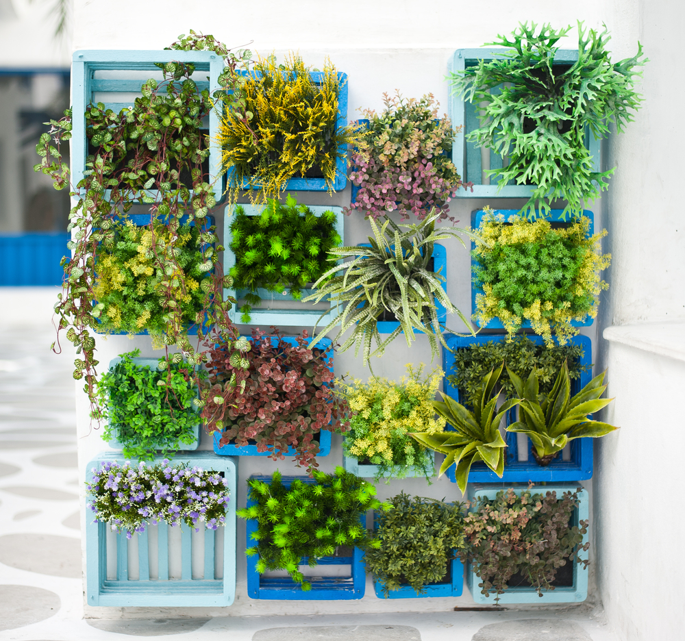 30-a-creative-alternative-for-tiny-crates-vertical-garden-homebnc